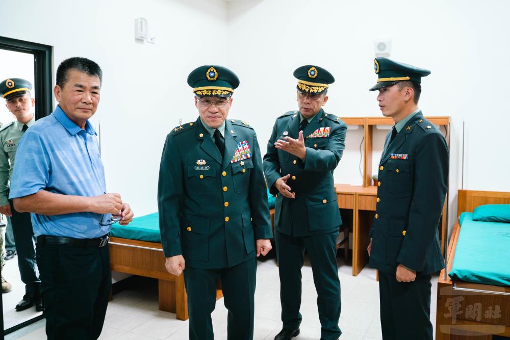 廖指揮官與貴賓參觀新建大樓。（軍聞社記者林庭暉攝）