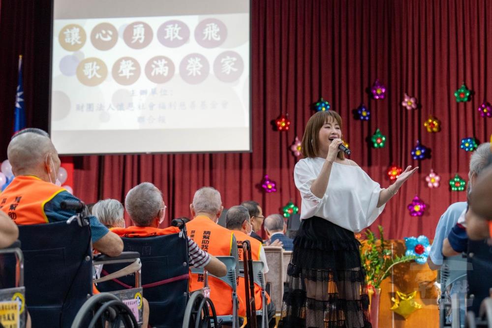 歌手們為榮民前輩帶來多首經典歌曲。（軍聞社記者吳冠萱攝）