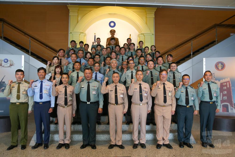 劉校長與全體受獎師生合影。（軍聞社記者侯凱議攝）