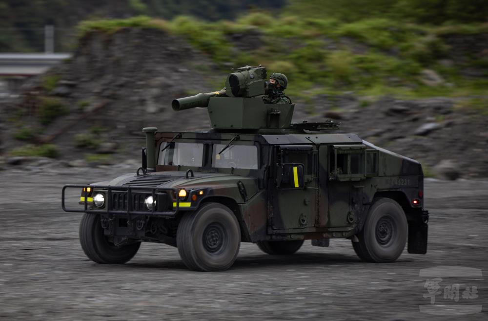 拖式飛彈車戰術機動快速前往射擊陣地。（軍聞社記者吳柏融攝）