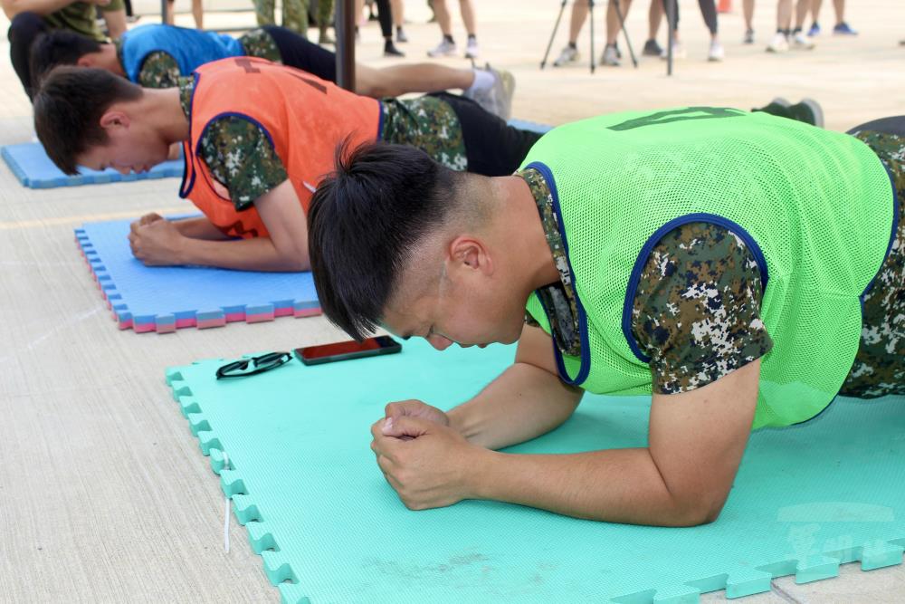 士官兵進行平板撐體項目鑑測。（砲訓部提供）