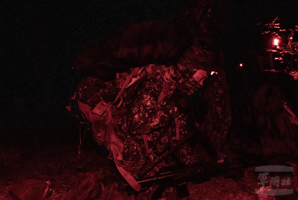 在隊友掩護下，學員迅速將背包上肩撤離。（軍聞社記者李恬恬攝）