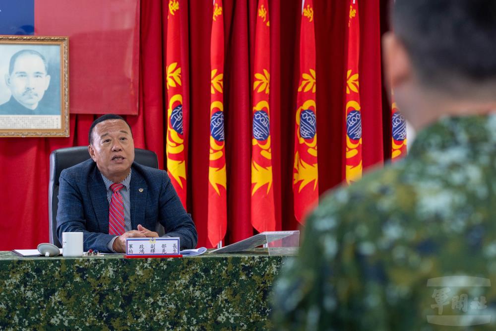 柏副部長親切垂詢連江縣後服中心官兵。（軍聞社記者侯凱議攝）