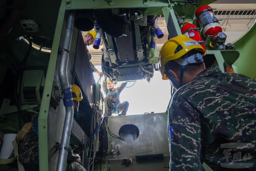 緩慢地將引擎下降，並安裝回AAV7引擎室內。（軍聞社記者蔡枋澐攝）