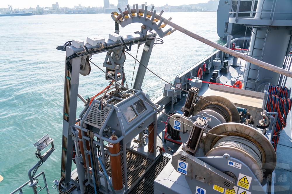 大武軍艦配備有潛水鐘，能與水下作業大隊官兵共同進行艦艇救難、拖帶及水下打撈等任務。（軍聞社記者林庭暉攝）