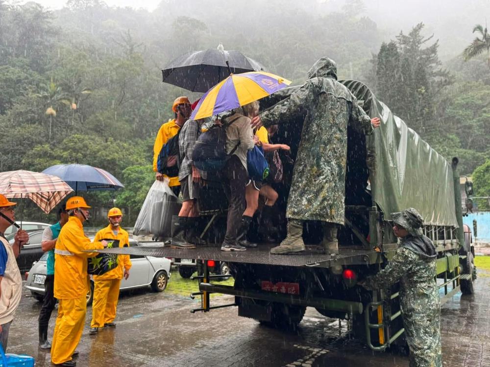 低壓帶強降雨襲花蓮　第二作戰區派遣兵力投入撤離支援
