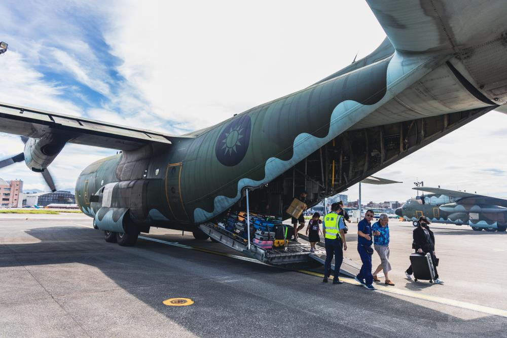 C-130型運輸機協助疏運。（青年日報提供）