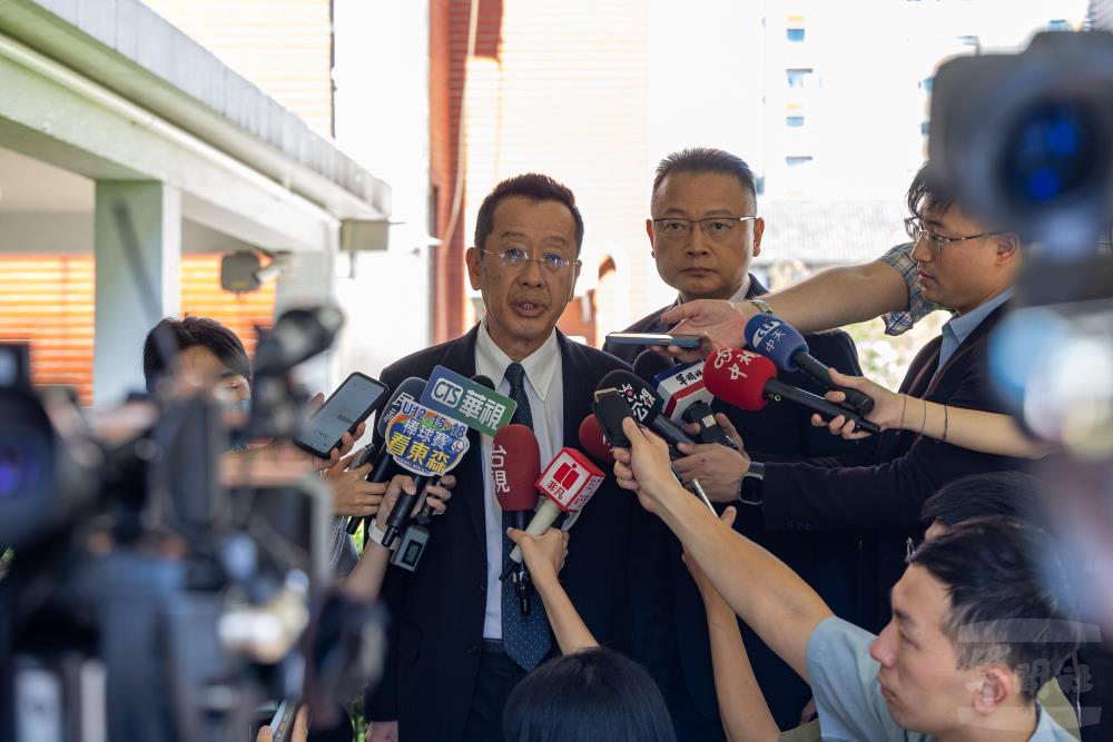 國防部長顧立雄15日於會前受訪。（軍聞社記者吳柏融攝）