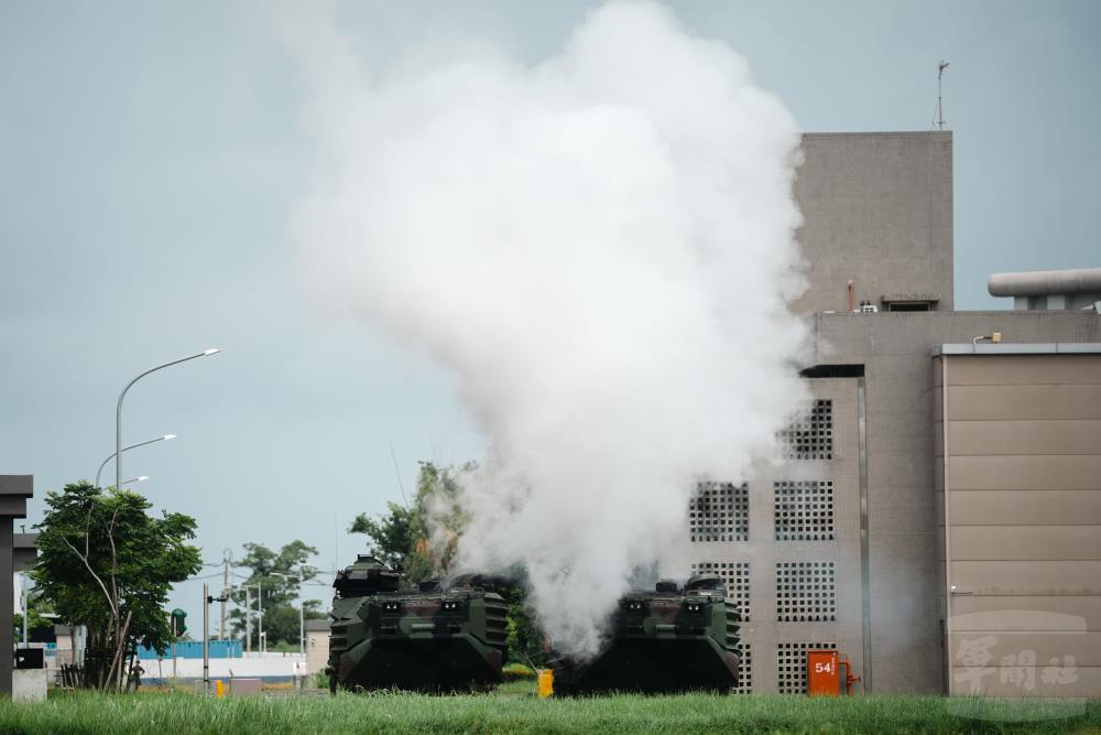 AAV7兩棲突擊車施放煙霧掩護主攻部隊。（軍聞社記者林庭暉攝）