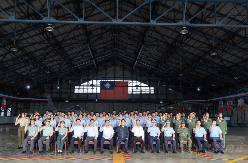 賴總統與官兵合影。（軍聞社記者吳柏融攝）