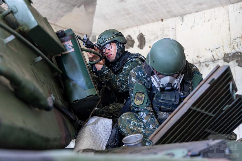 官兵執行油料灌補作業。（軍聞社記者蔡枋澐攝）
