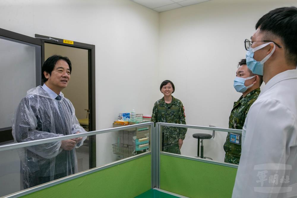 賴總統前往神鋒崗營區瞭解醫療大樓運作情形。（軍聞社記者侯凱議攝）