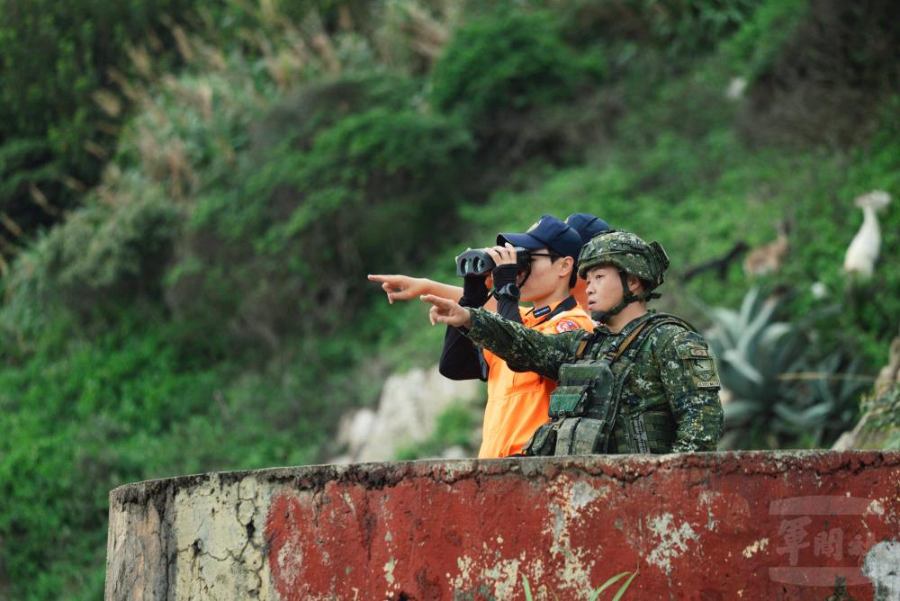 國軍偕同海巡人員實施海面監偵任務。（軍聞社記者文仁攝）