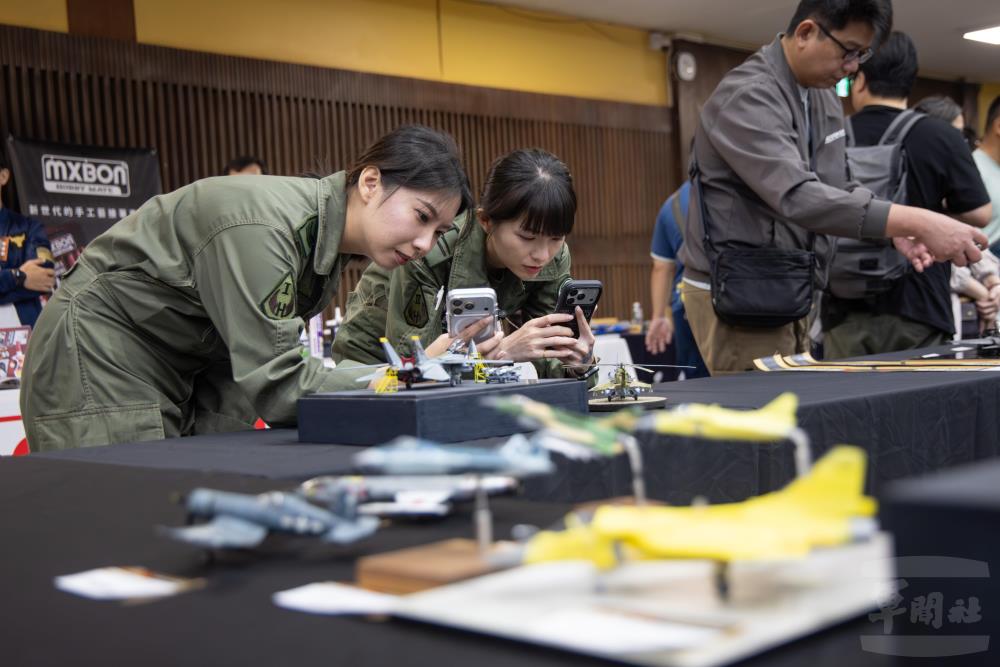 國軍官兵參觀2026臺灣模型公開賽。（軍聞社記者吳柏融攝）