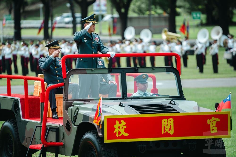 呂司令校閱學生部隊。（軍聞社記者林庭暉攝）