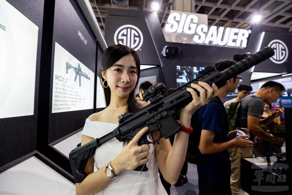 美商國際知名槍廠SIG SAUER的SIG MPX衝鋒槍。（軍聞社記者蔡枋澐攝）