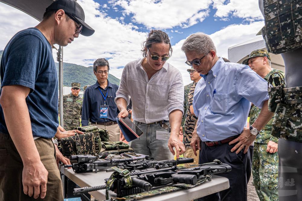 徐副部長至後備軍人攤位瞭解陳展品項。（軍聞社記者尤昱翔攝）