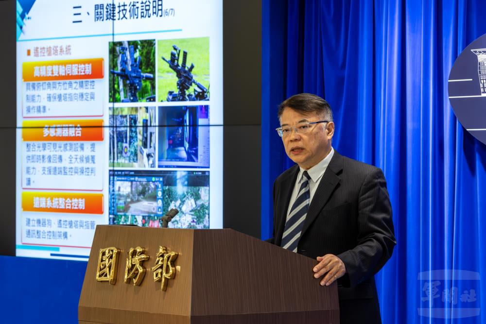 國家中山科學研究院飛彈所副所長任國光說明機器狗系統發展成果。（軍聞社記者蔡枋澐攝）