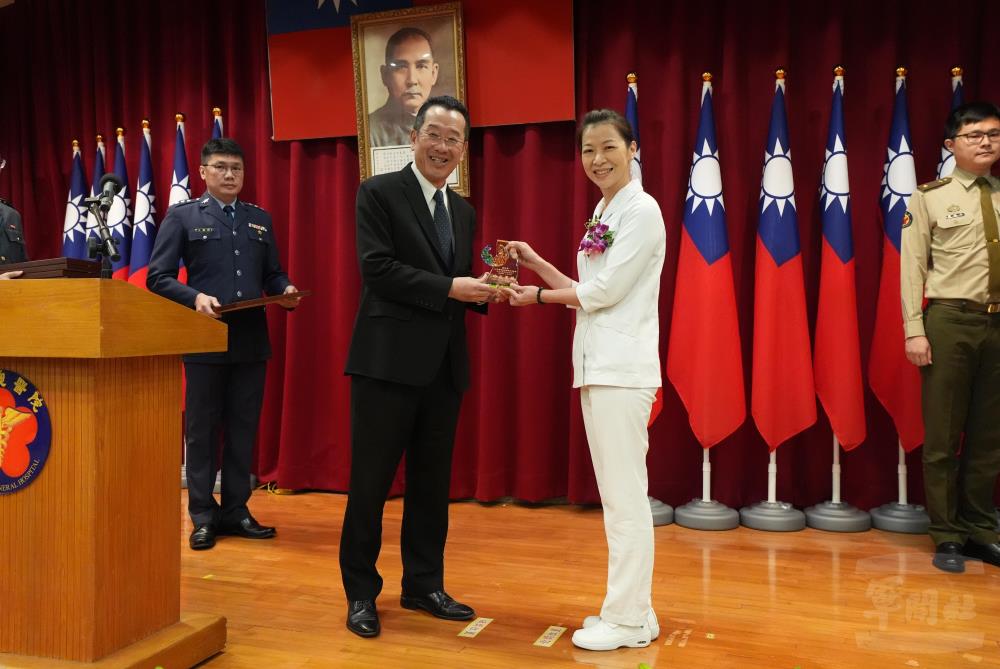 顧部長表揚績優護理師。(軍聞社記者呂尚俞攝) 顧部長表揚績優護理師。(軍聞社記者呂尚俞攝)
