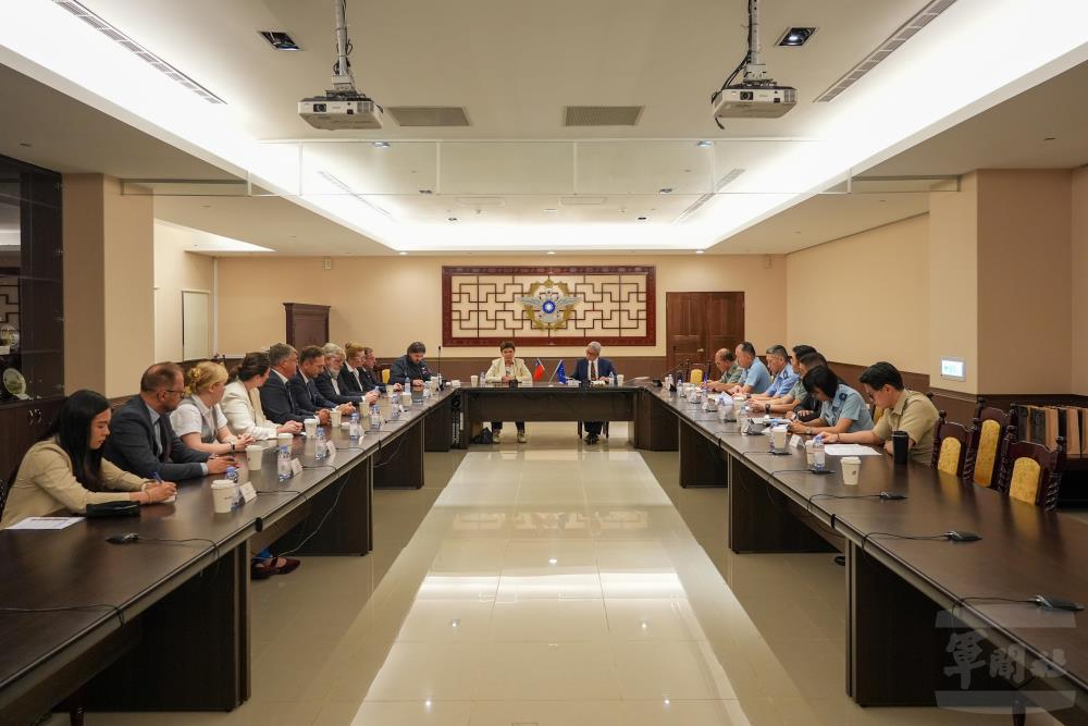國防部副部長徐斯儉接見歐洲議會歐洲民主之盾特別委員會訪團，就區域安全議題交換意見。（軍聞社記者莊家豪攝）
