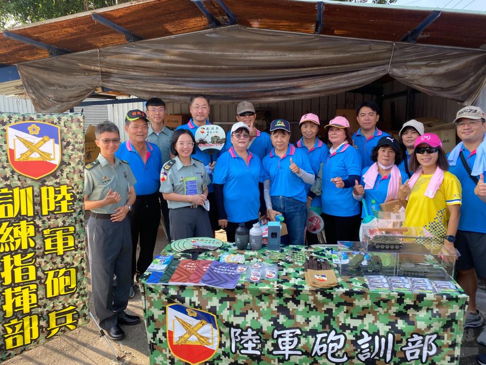 砲訓部於活動中擺設招募攤位，促進地方軍民互動。（砲訓部提供）
