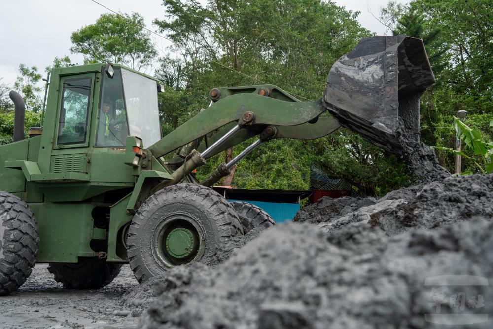 工兵派遣裝土機協助道路清淤。（軍聞社記者薛皓文攝）