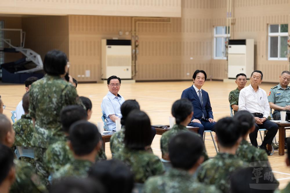官兵與賴總統分享操演期間的歷程。（軍聞社記者林庭暉攝）