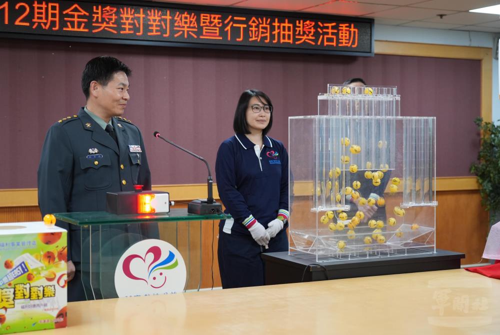 邱處長主持抽獎活動。（軍聞社記者呂尚俞攝）