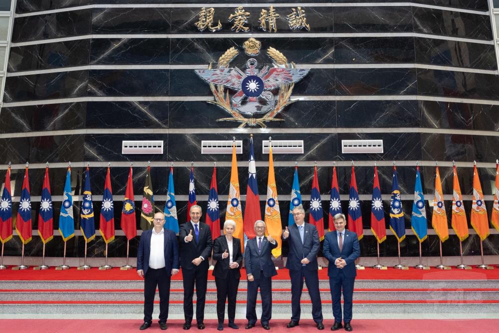 徐副部長與訪問團合影留念。（軍聞社記者陳彥樺攝）