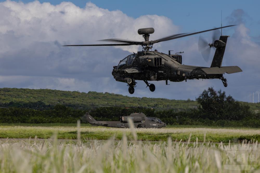 AH-64E阿帕契攻擊直升機快速前往射擊位置。（軍聞社記者吳柏融攝）