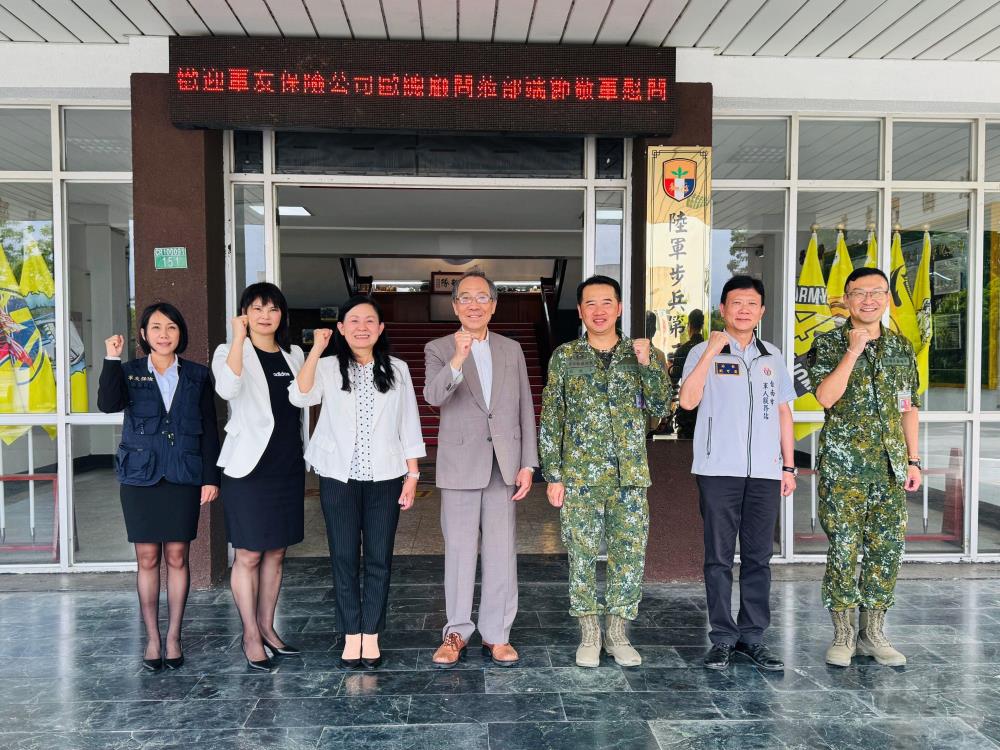 慰問團隊與陸軍203旅幹部合影。（臺南市軍人服務站提供）