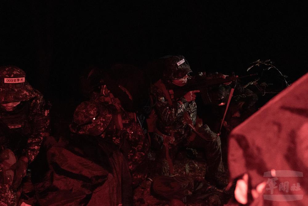 學員就戰鬥位置發起還擊，掩護隊友撤離。（軍聞社記者李恬恬攝）