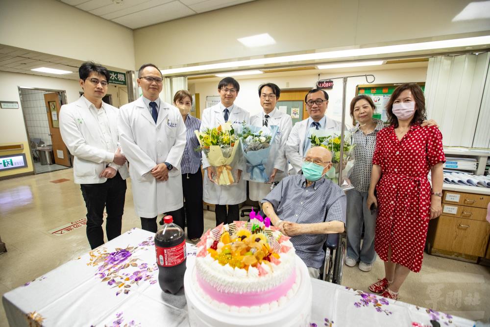 家屬也特別致贈醫療團隊花束，感謝專業醫護群在療程中辛勤的付出和照護。（軍聞社記者王茗生攝）