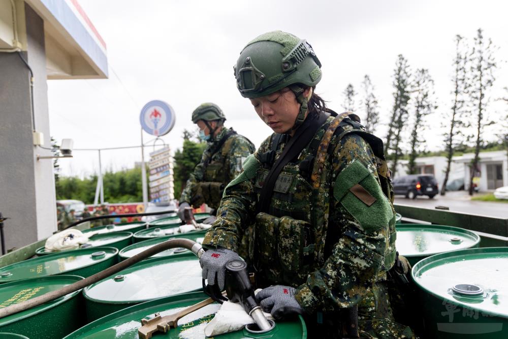 裝騎營實施「戰備存量灌油運補」任務。（軍聞社記者蔡枋澐攝）