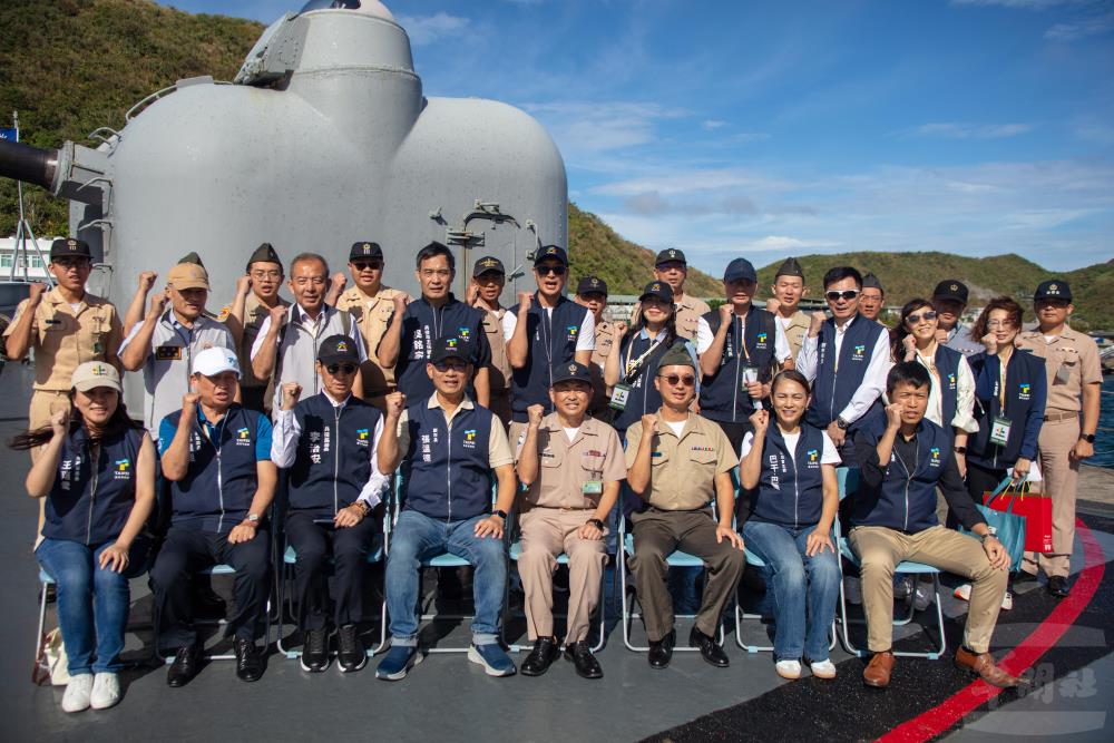 市府團隊與168艦隊官兵合影。（軍聞社記者薛皓文攝）