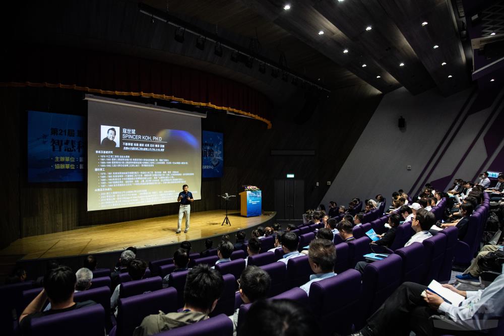 國防大學理工學院資深顧問寇世斌博士發表專題演講。（軍聞社記者王茗生攝）