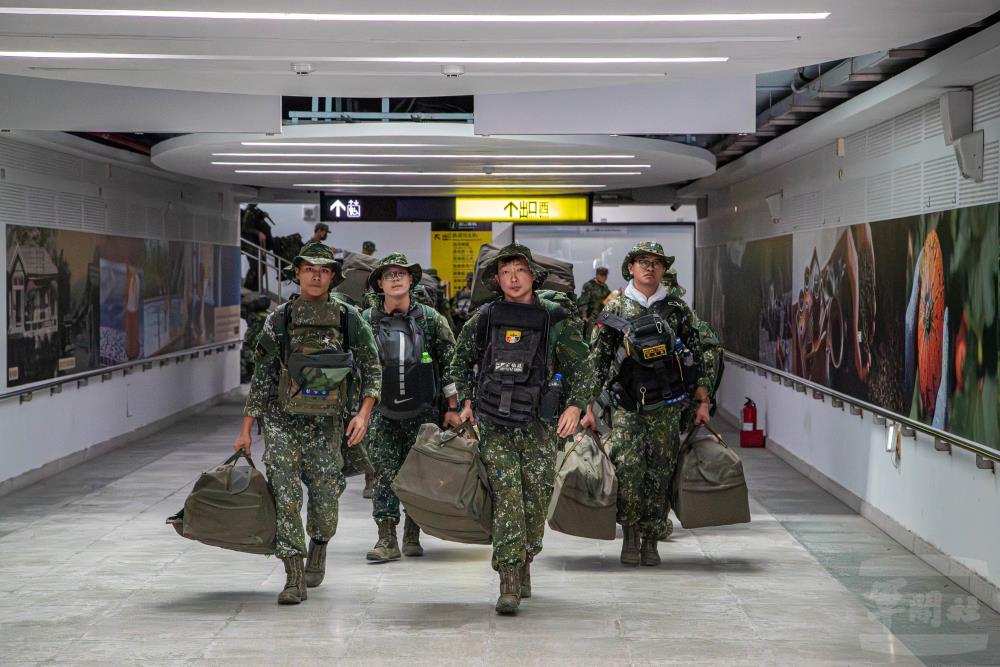 國軍官兵進行任務交接，持續守護花蓮災區復原作業。（軍聞社記者尤昱翔攝）