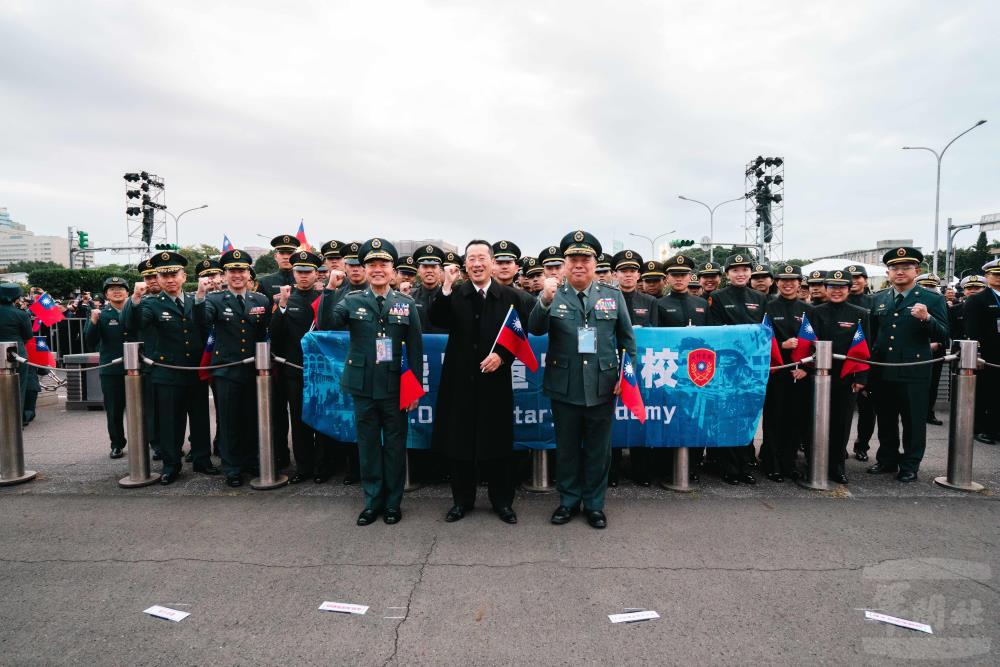 顧部長肯定軍校生參與元旦升旗。（軍聞社記者林庭暉攝）