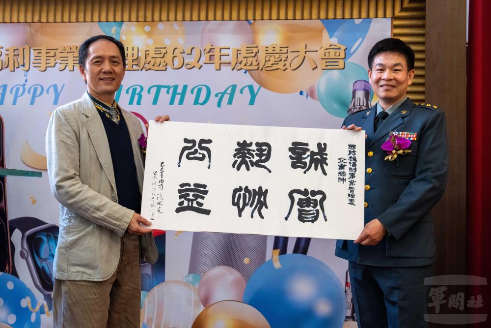 國防大學政戰學院張旭光老師致贈藝術創作。（軍聞社記者吳冠萱攝）