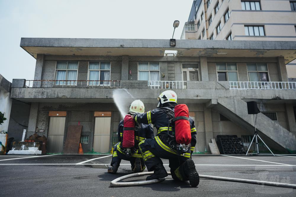 金門縣消防局戰災搶救演練。（軍聞社記者陳傳奇攝）