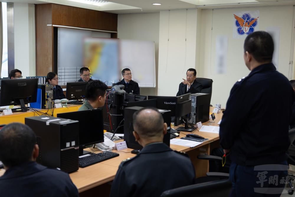 顧部長視導F-16搜救進度　探慰家屬傾聽心聲