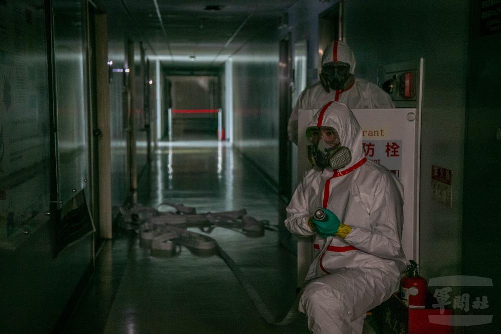 模擬毒物外洩後，消防單位立即執行火勢控制。（軍聞社記者侯凱議攝）