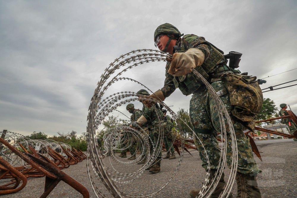 官兵以海錨、蛇腹型鐵絲網設置組絕。（青年日報提供）