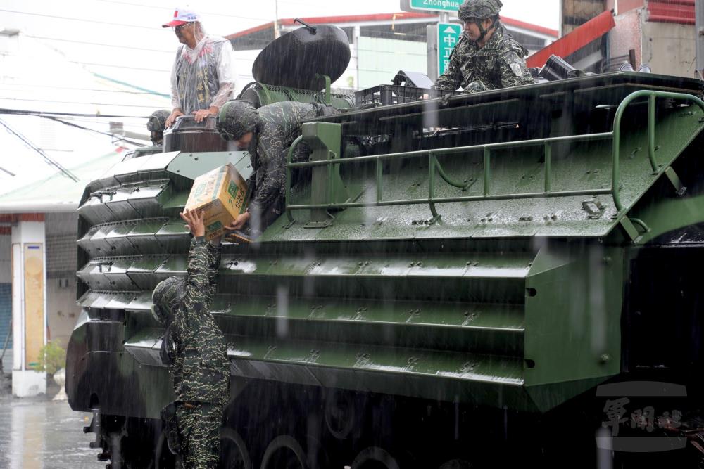 第二作戰區派遣海軍陸戰隊AAV7深入光復鄉運送物資。（第二作戰區提供）