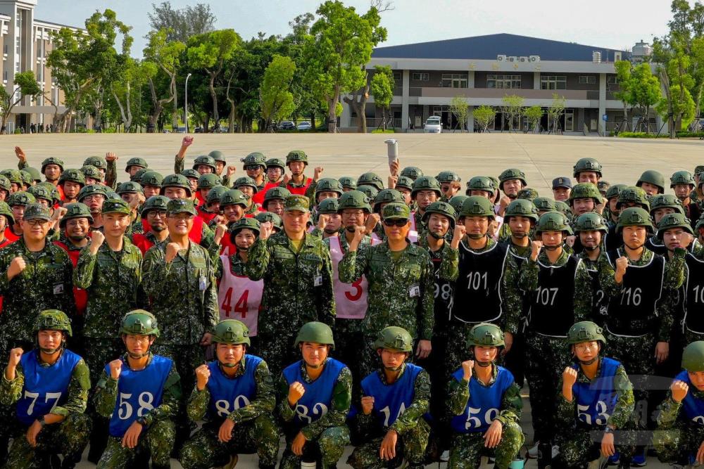 陸軍機步234旅辦理武裝接力、拔河及籃球等體育競賽。（陸軍第十軍團提供）