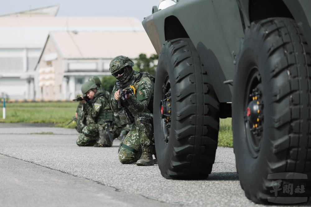 空軍憲兵第五中隊派遣V-150裝甲車陪同戒護。（軍聞社記者李恬恬攝）