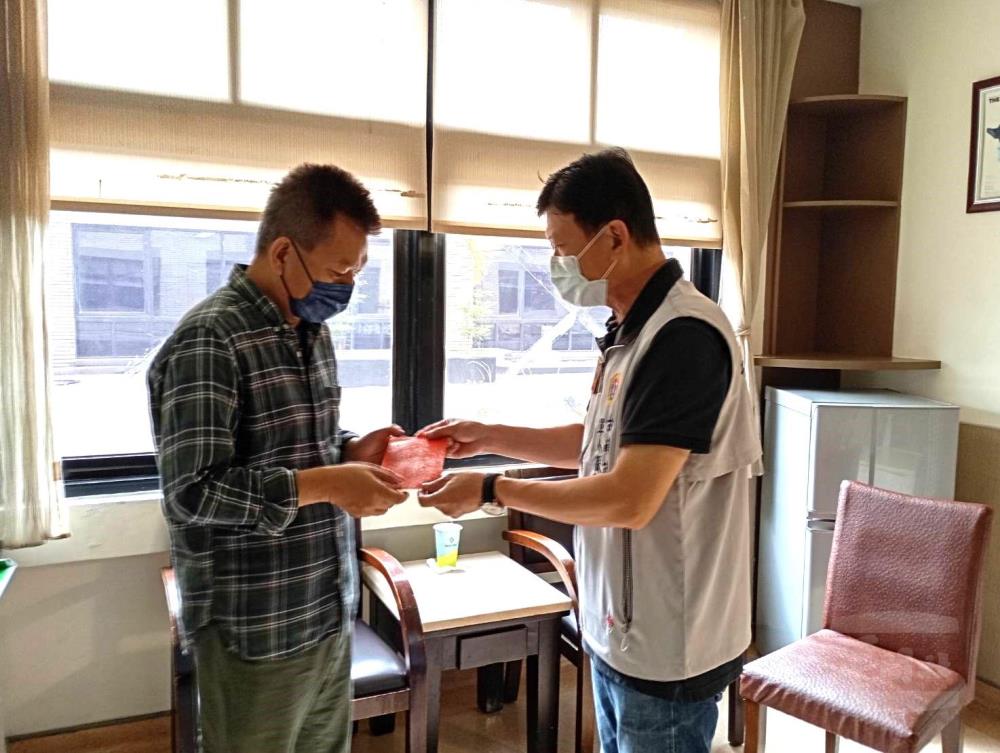 臺南市軍人服務站站長劉可雲慰問因病住院官兵。（臺南市軍人服務站提供）