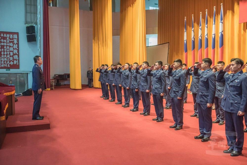 鄭司令期許學員堅持夢想，傳承空軍優良傳統。（空軍司令部提供）