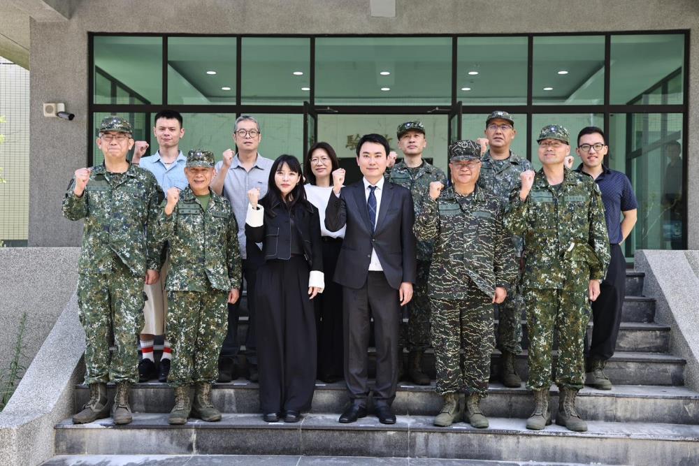 委員一行與官兵合影。（青年日報提供）