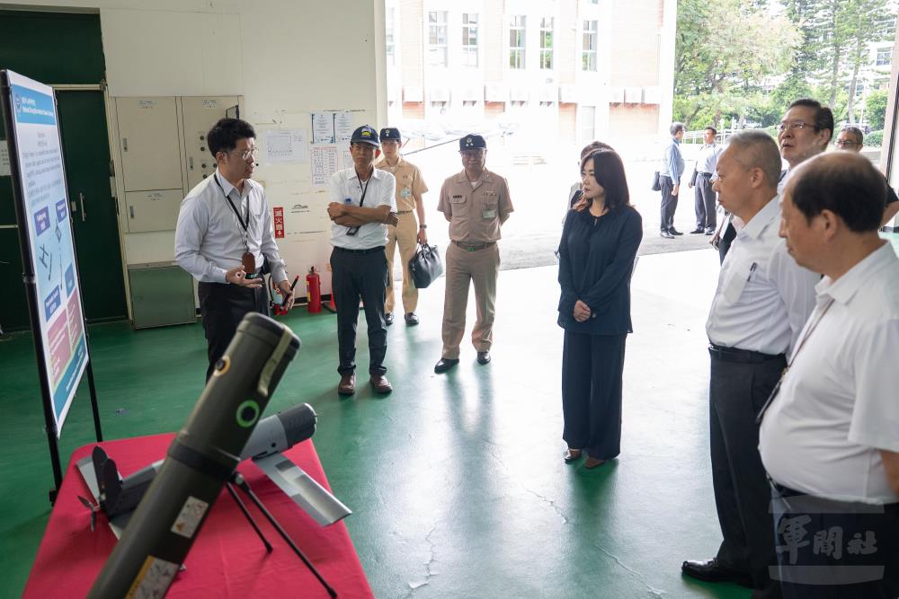 委員一行人實地視察中科院各型無人機，瞭解研製成果。（軍聞社記者林庭暉攝）